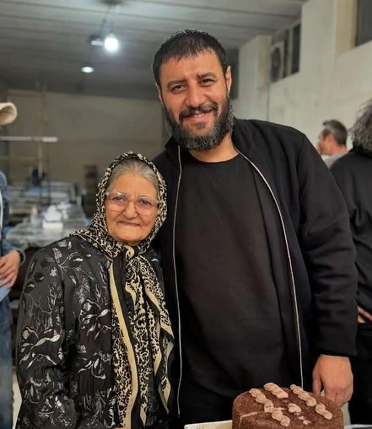 شرط عجیب مادر جواد عزتی برای همکاری در سریال وحشی: سیگار بهمن بدید، هرکاری بخواید میکنم!