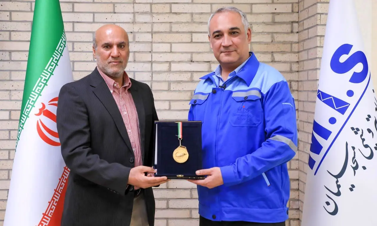 اهدای مدال طلای جهانی شنا توسط قهرمان این رشته به مدیرعامل شرکت صنایع پتروشیمی مسجدسلیمان