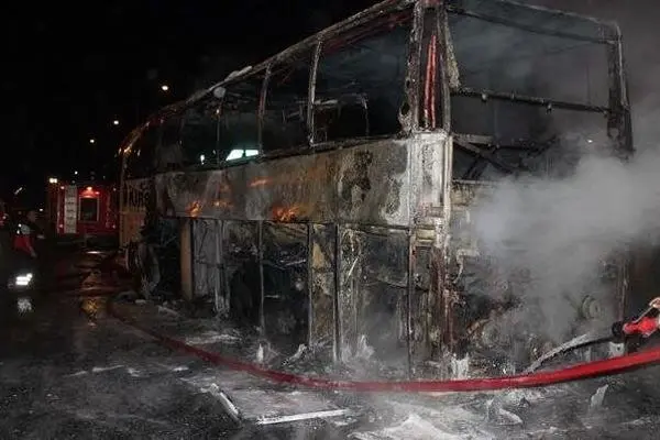 حریق وحشتناک یک اتوبوس مسافری / 9 نفر جان باختند