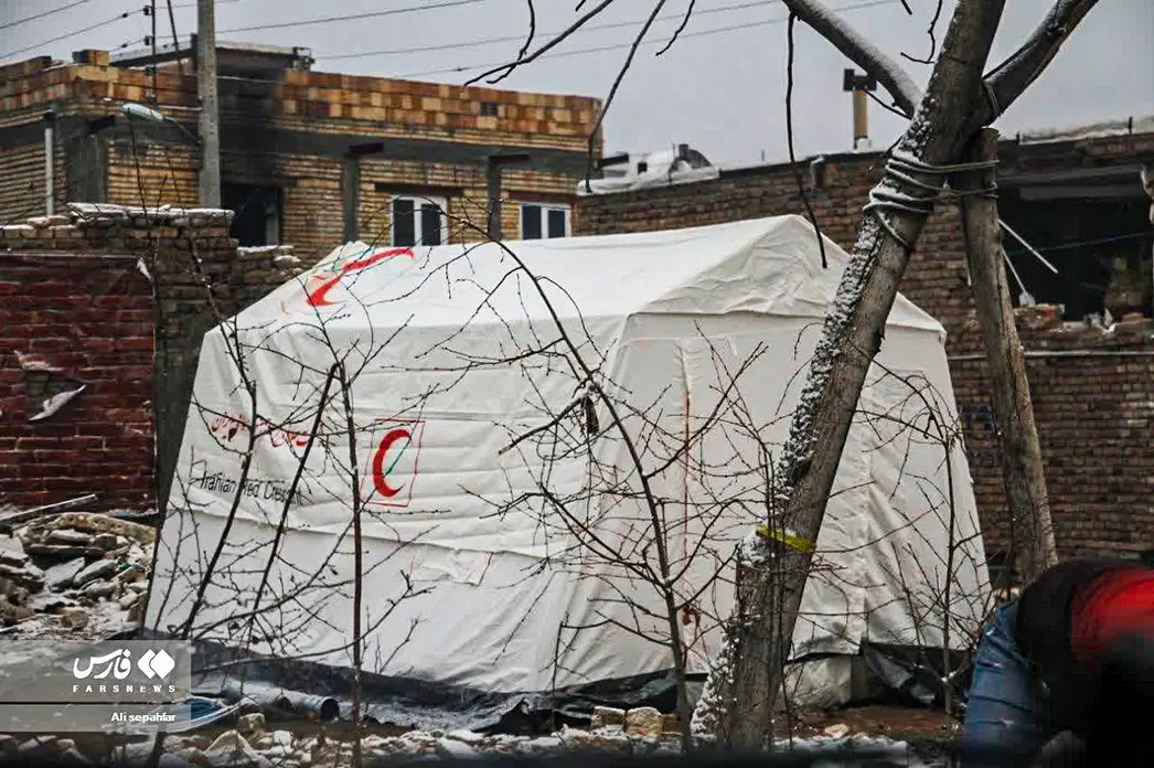 زلزله زدگان خوی هنوز در چادر و کانکس زندگی می‌کنند
