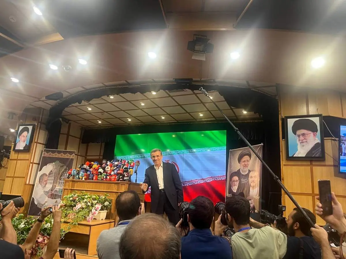 اولین قانون شکنی احمدی نژاد با قطع شدن میکروفونش!