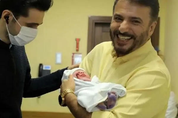 لحظه شیرین پدربزرگی سید جواد هاشمی/ عکس جدید از نوه ناز و بامزه