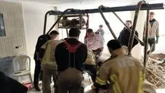 ببینید/ گرفتار شدن دو کارگر در چاه ۲۵ متری/ جزئیات