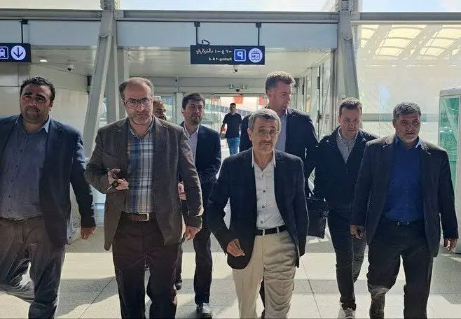 تحصن محمود احمدی نژاد در فرودگاه 