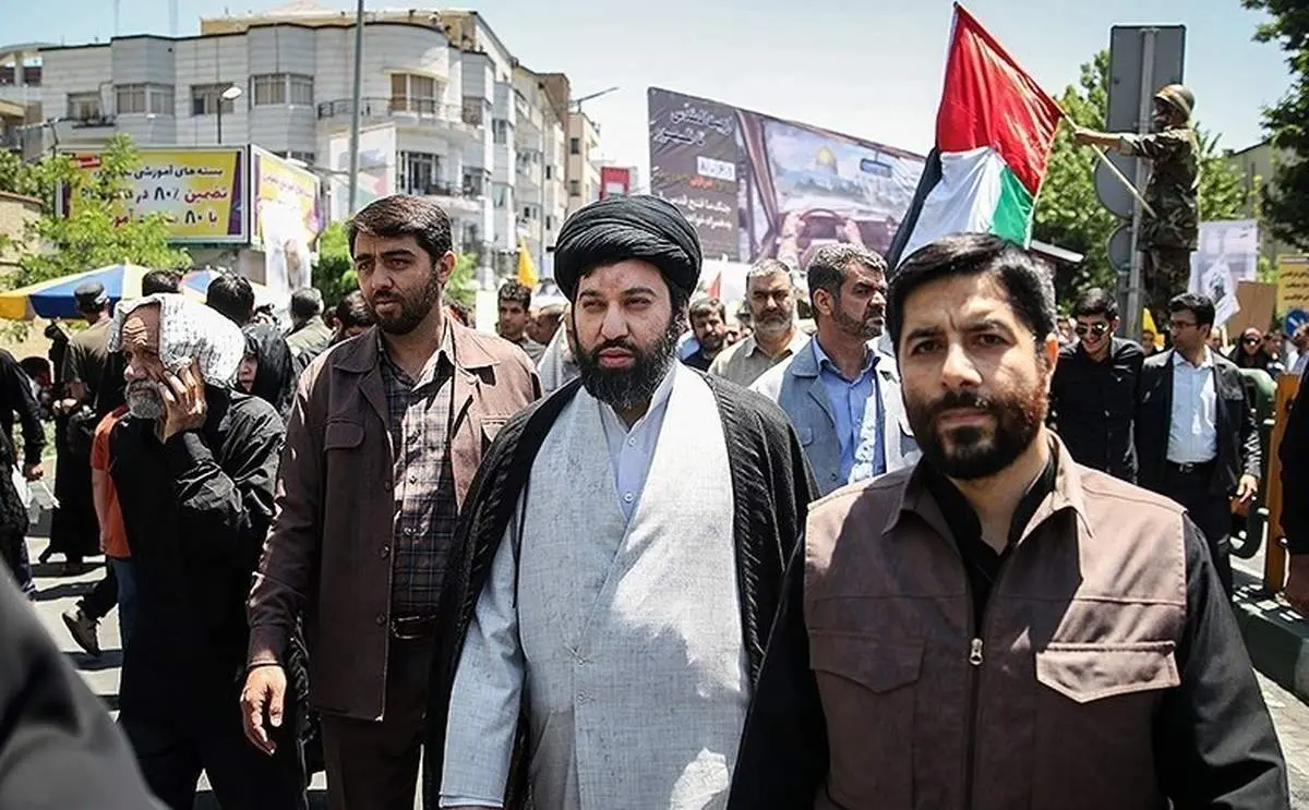 گفتگوی میثم خامنه‌ای فرزند رهبر انقلاب با علم ‌الهدی در مصلی تهران/ فیلم