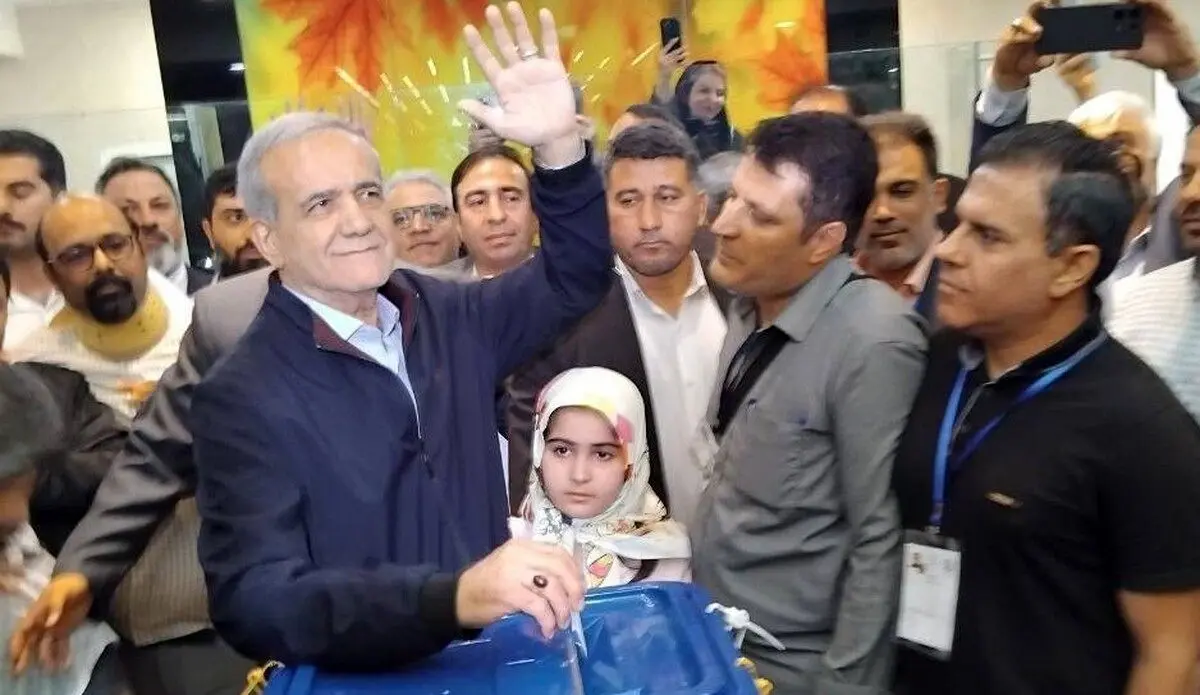مسعود پزشکیان رای خود را در بیمارستان فیروز آبادی به صندوق انداخت/ ببینید