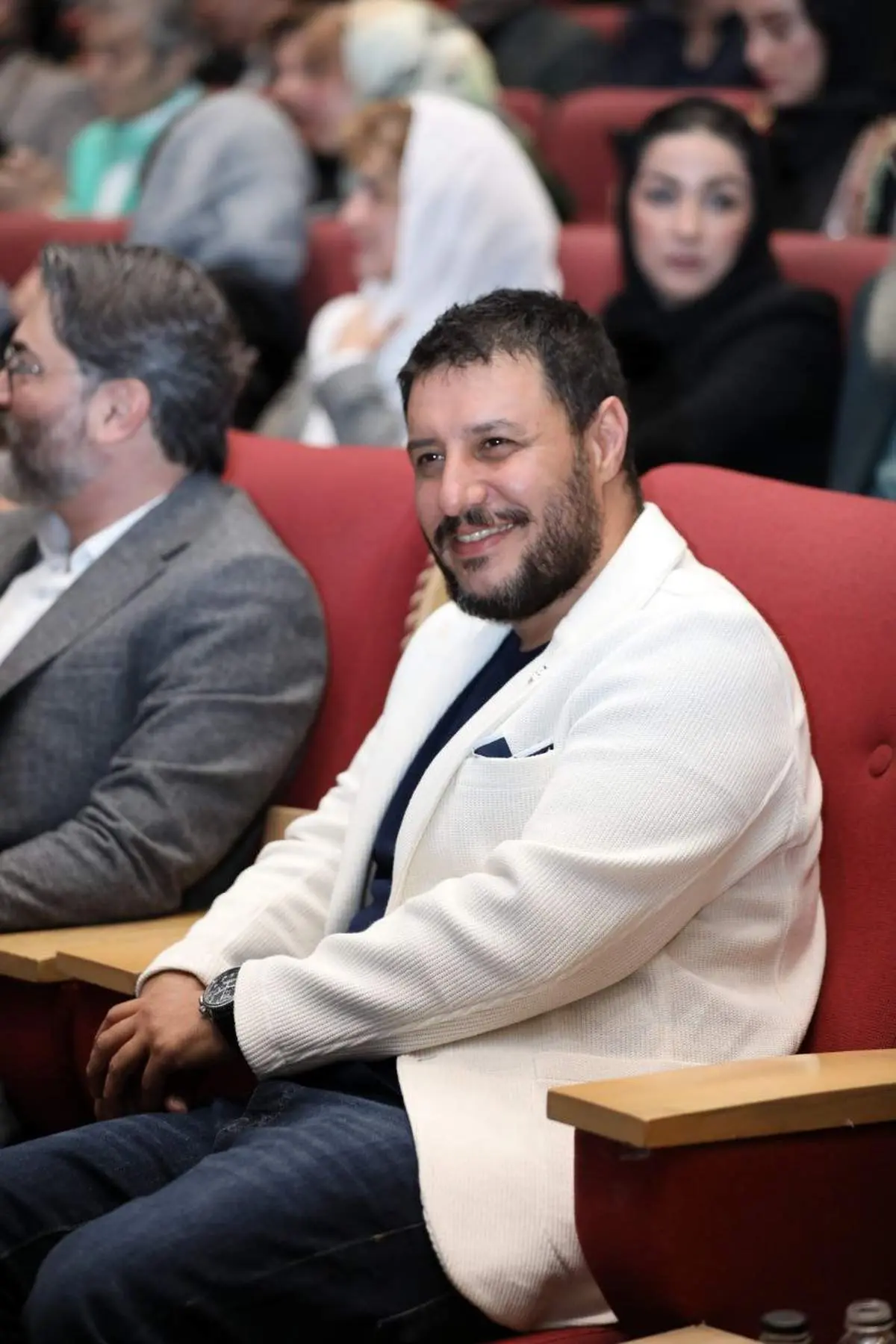 رفتار قشنگ جواد عزتی در جشن حافظ/ فیلم