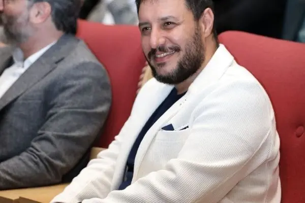 رفتار قشنگ جواد عزتی در جشن حافظ/ فیلم