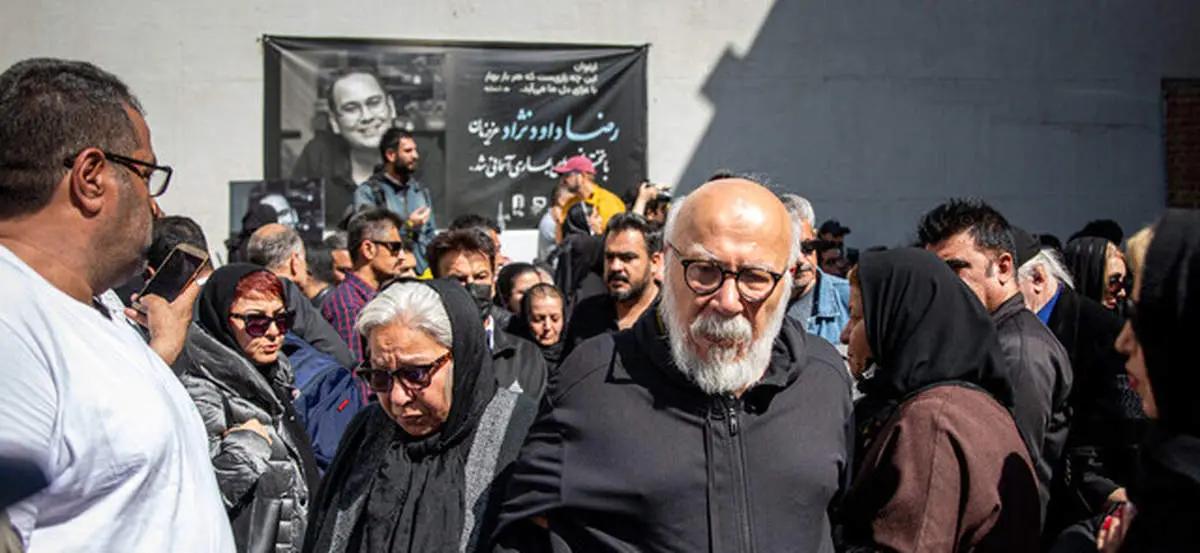 گریه های بی امان همسر و پدر رضا داوونژاد در مراسم خاکسپاری/ فیلم