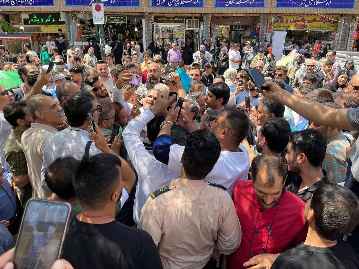 محمود احمدی نژاد در بازار تهران محاصره شد