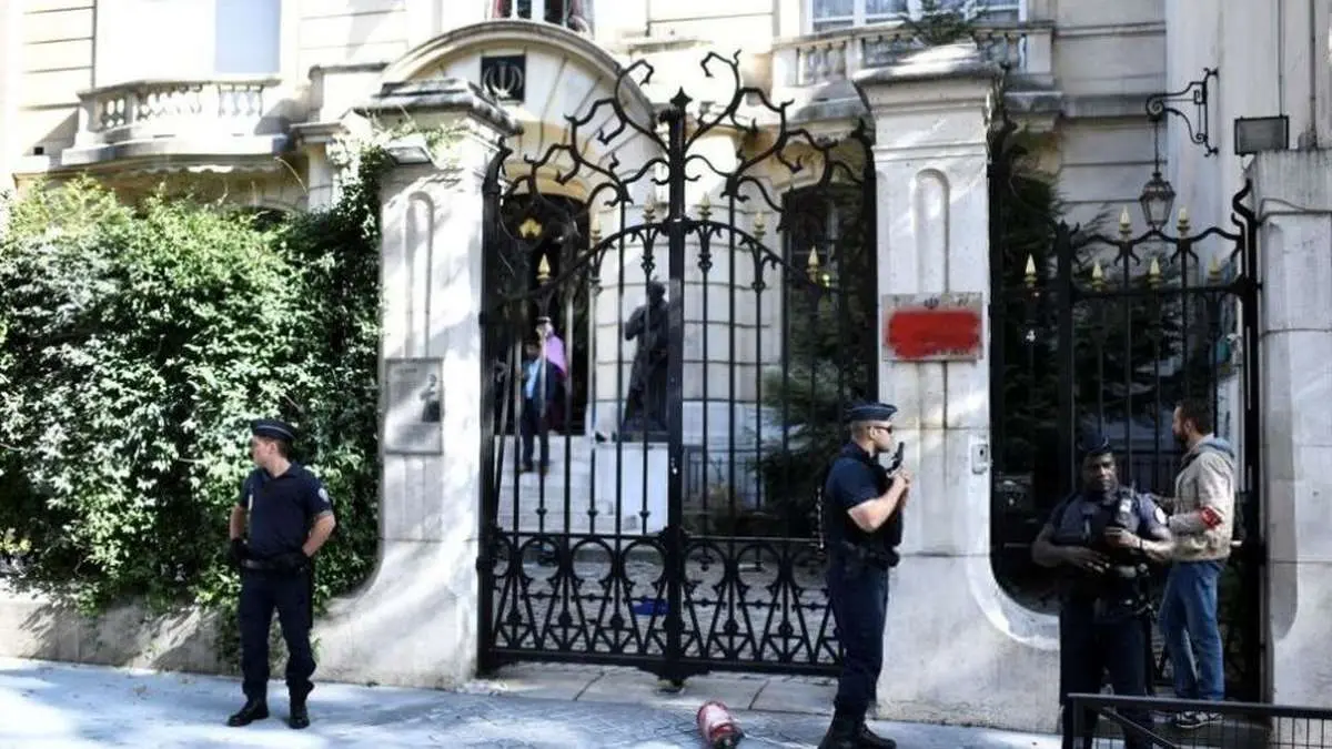 نخستین تصاویر از حمله به سفارت ایران در پاریس/ فیلم