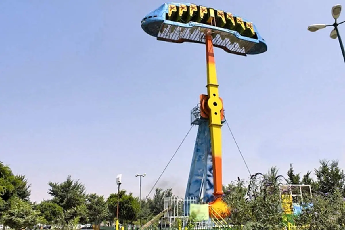 نجات ۱۲ دانشآموز گرفتار در پارک شهربازی اهواز توسط آتشنشانی