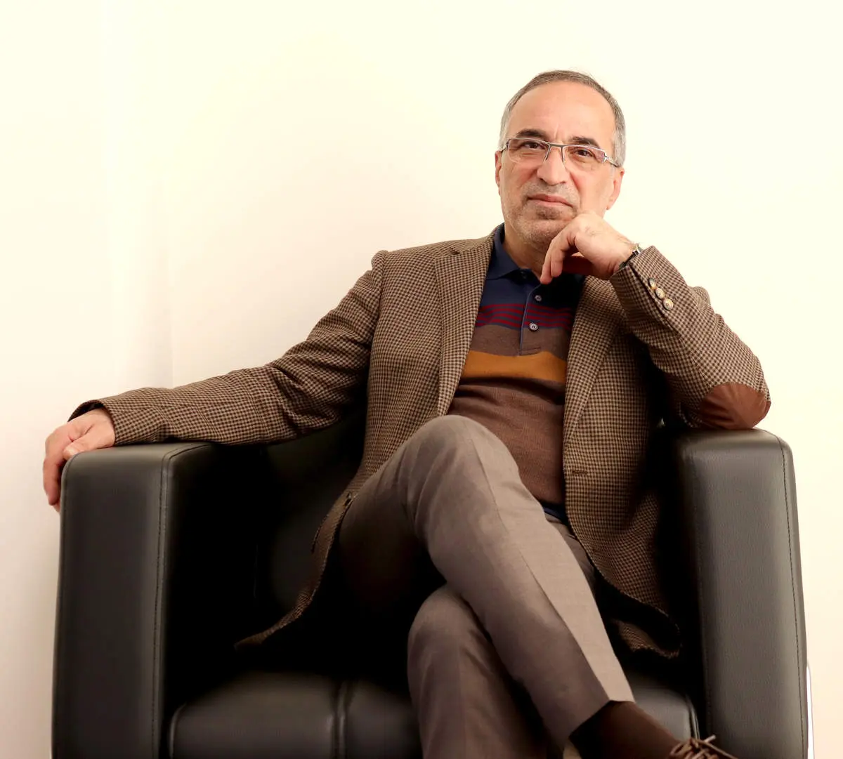 افرادی در کشور مسئولیت دارند که در زمان متوقف شدهاند