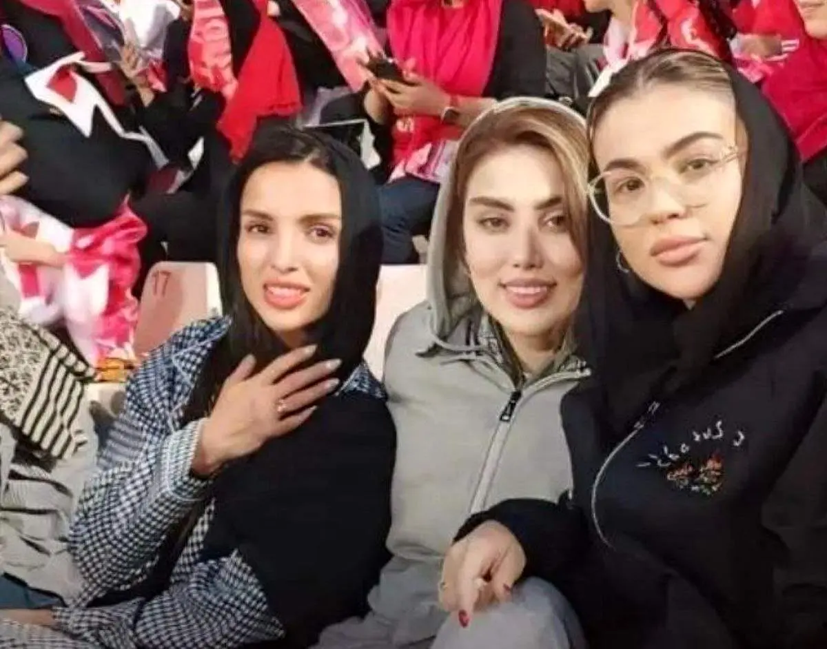  همسران ۳ بازیکن پرسپولیس در ورزشگاه آزادی/ عکس