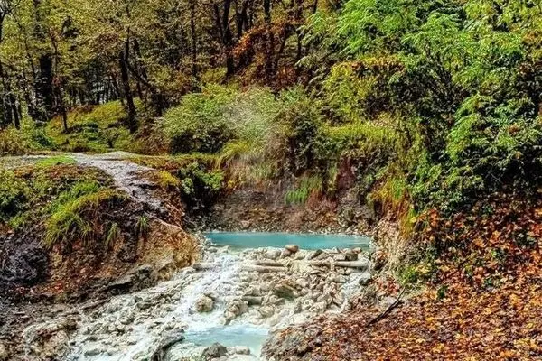 یک پیشنهاد عالی برای سفر پاییزی/ چشمه آبگرم بلیران