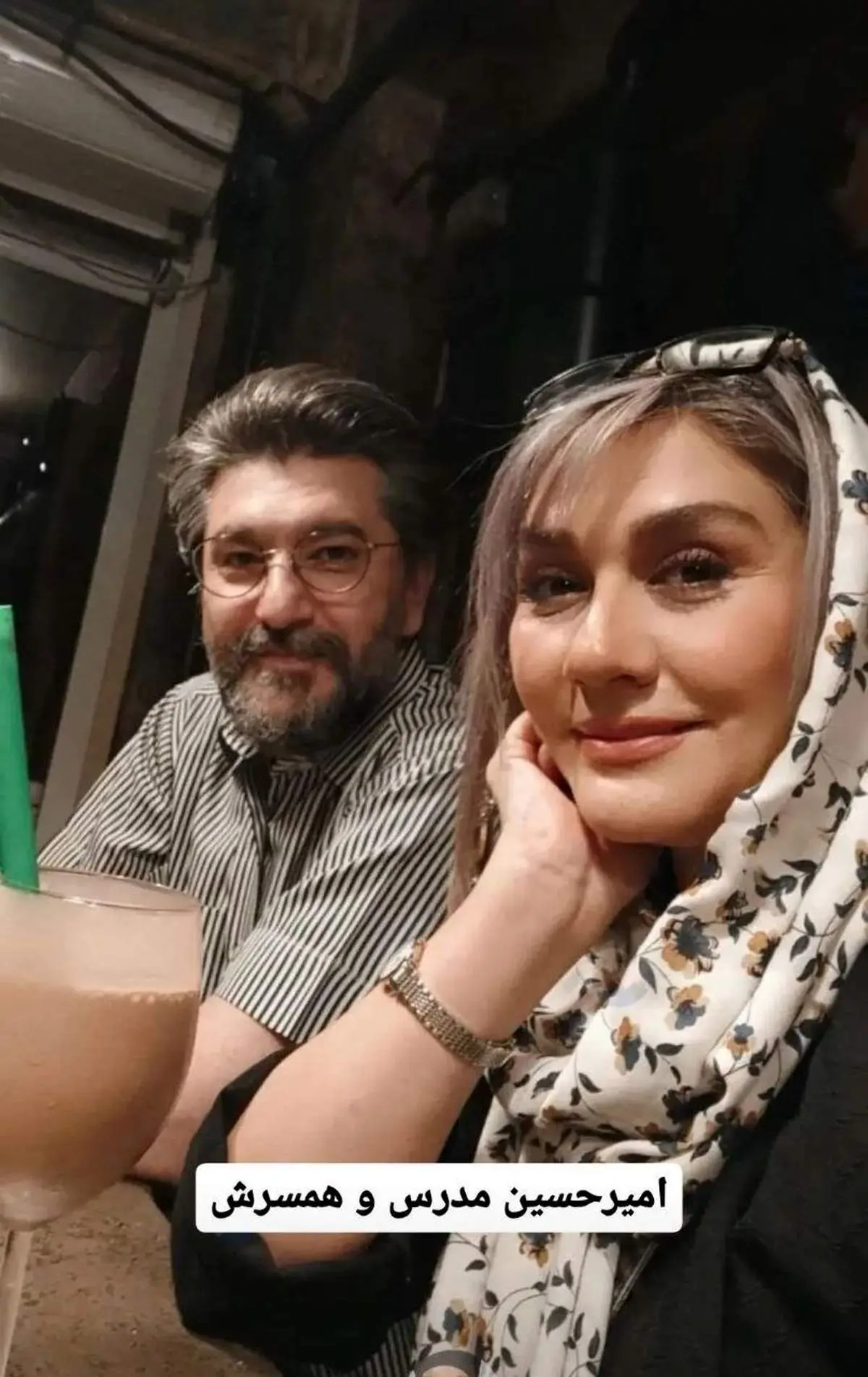 کافهگردیِ آقای مجری مشهور به همراه همسر/ عکس