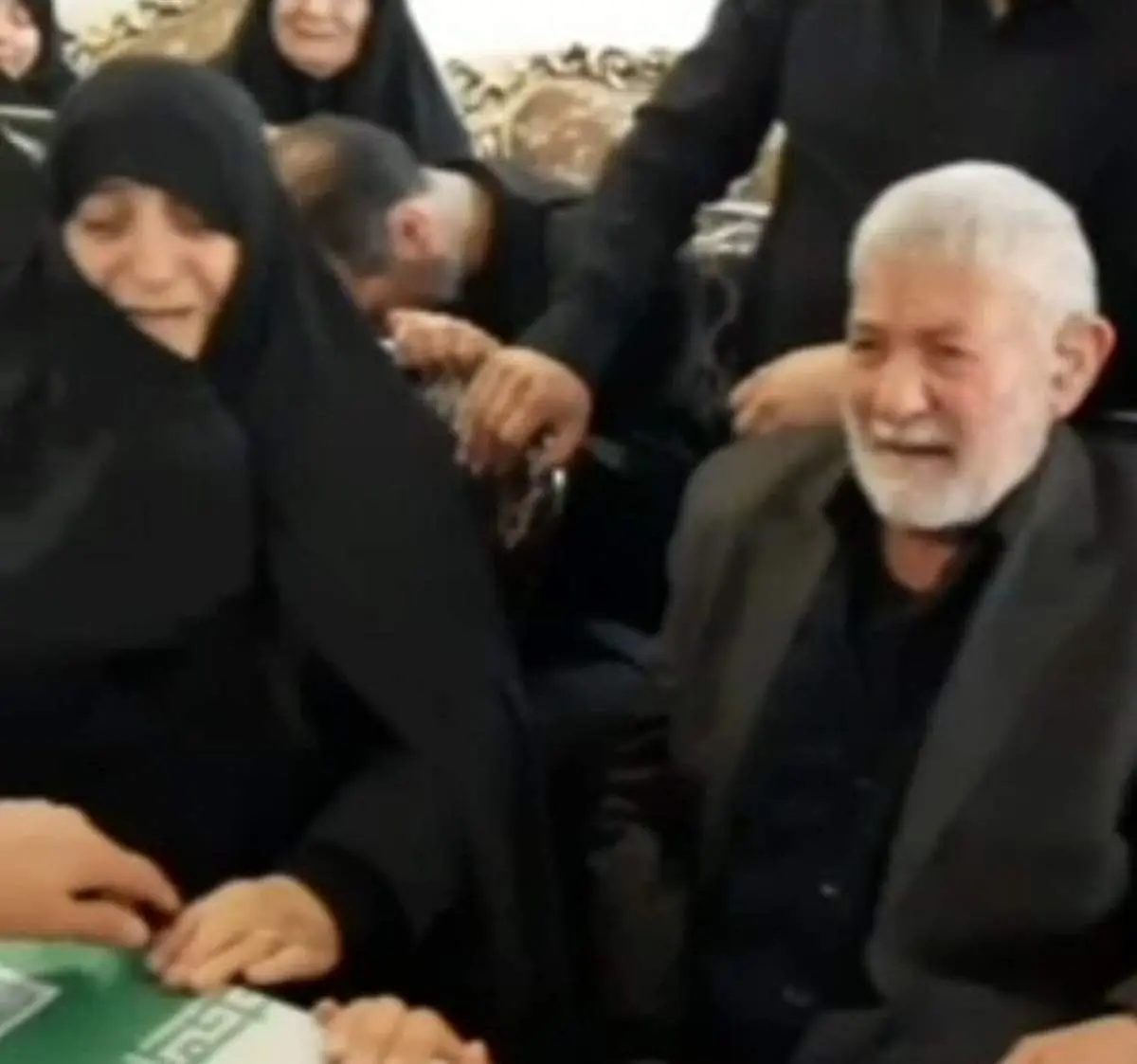 وداع جانسوز مادر شهید مالک رحمتی با پیکر پسرش/ فیلم