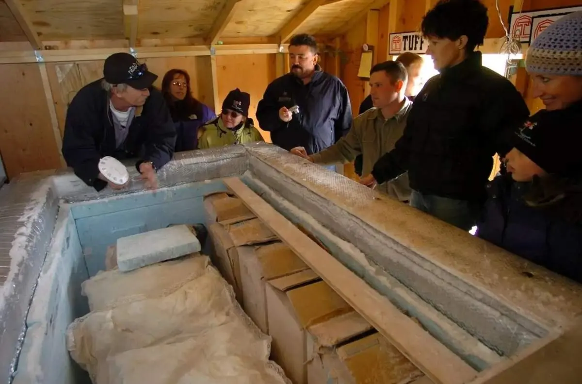 نوهای که به امید زنده شدن پدربزرگ، جسدش را فریز کرد! / عکس