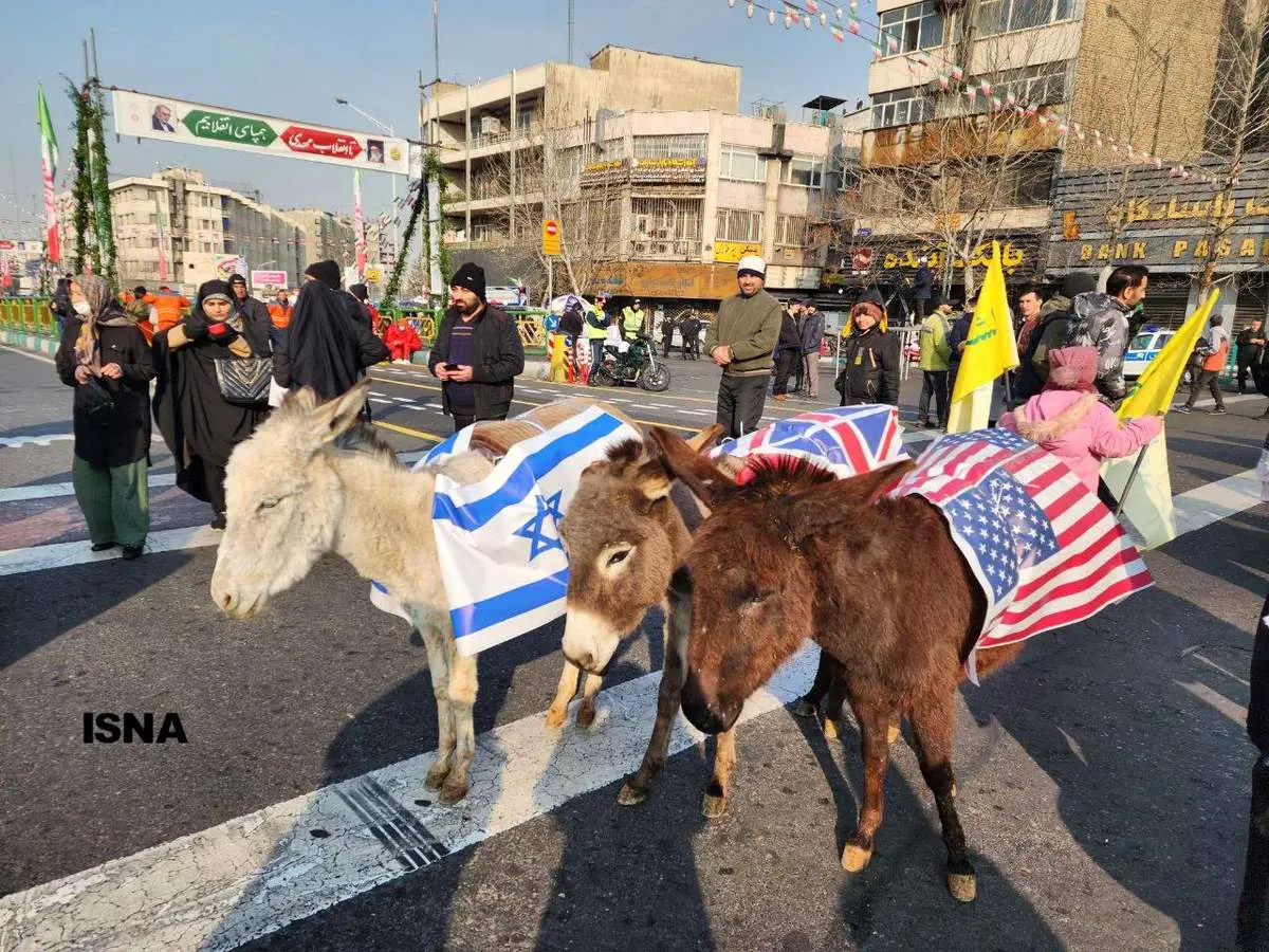 نمایندگان آمریکا، انگلیس و اسرائیل در راهپیمایی ۲۲ بهمن! / عکس