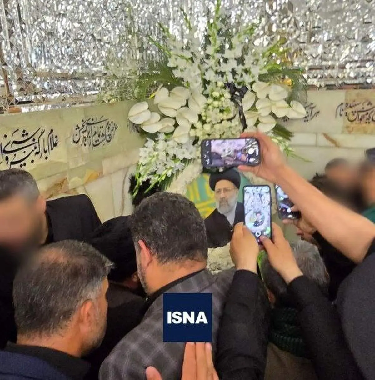 گلباران محل مزار ابراهیم رئیسی در حرم امام رضا (ع)/ عکس