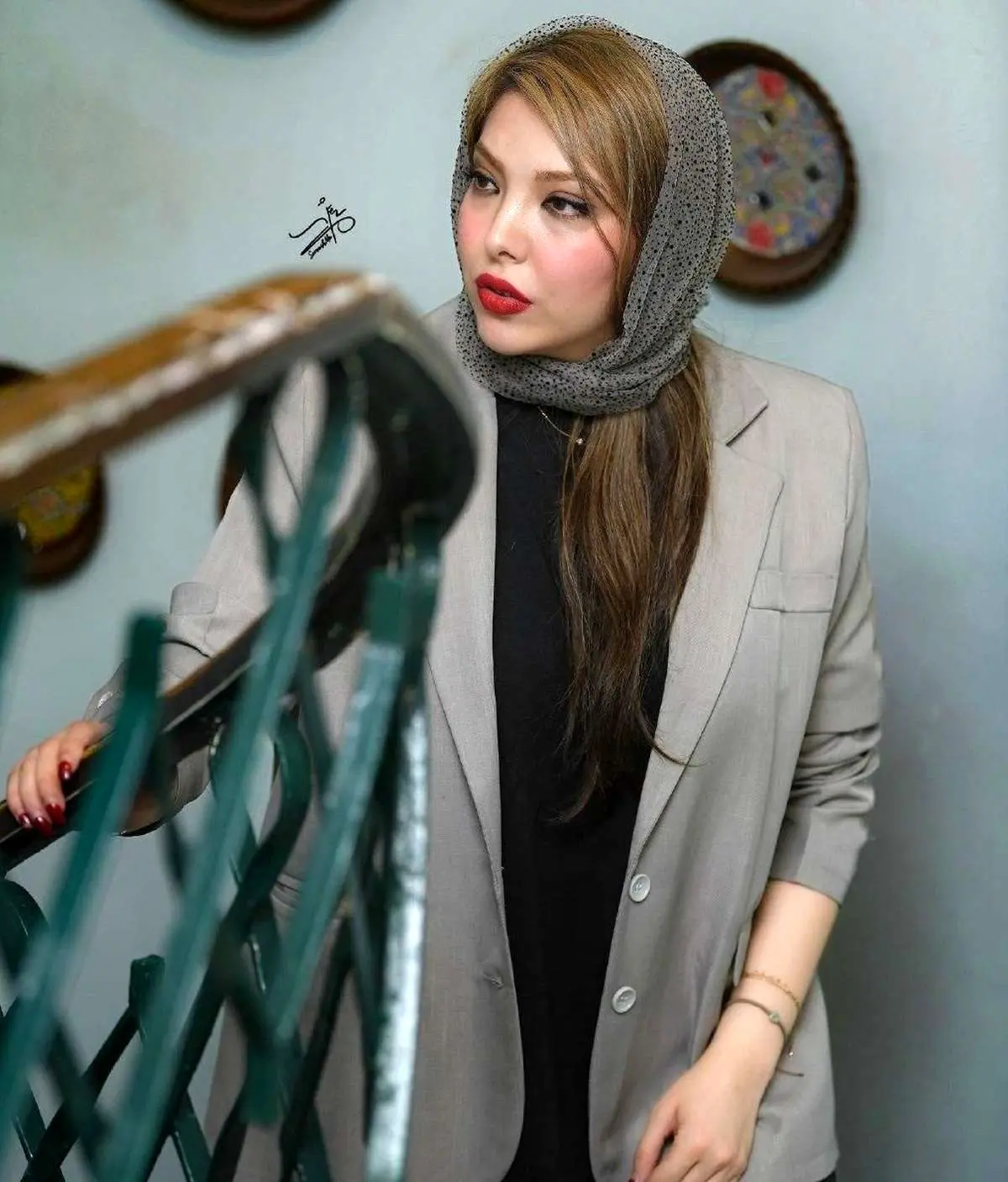 صدف اسپهبدی با موی باز در مراسم بزرگداشت گلاب آدینه/ عکس