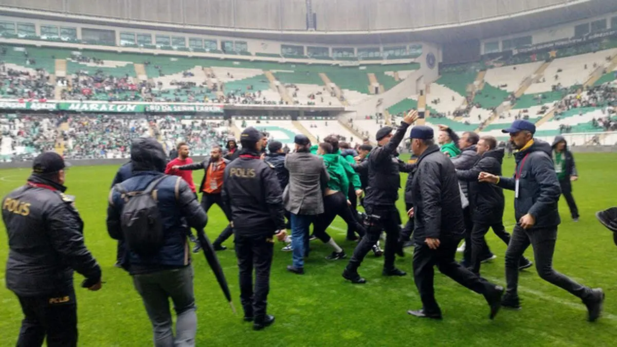 نزاع مرگبار دو بازیکن فوتبال در زمین فوتبال