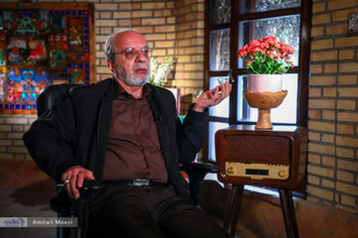 خجسته: چرا دختران در مدارس روسری‌شان را برندارند؟