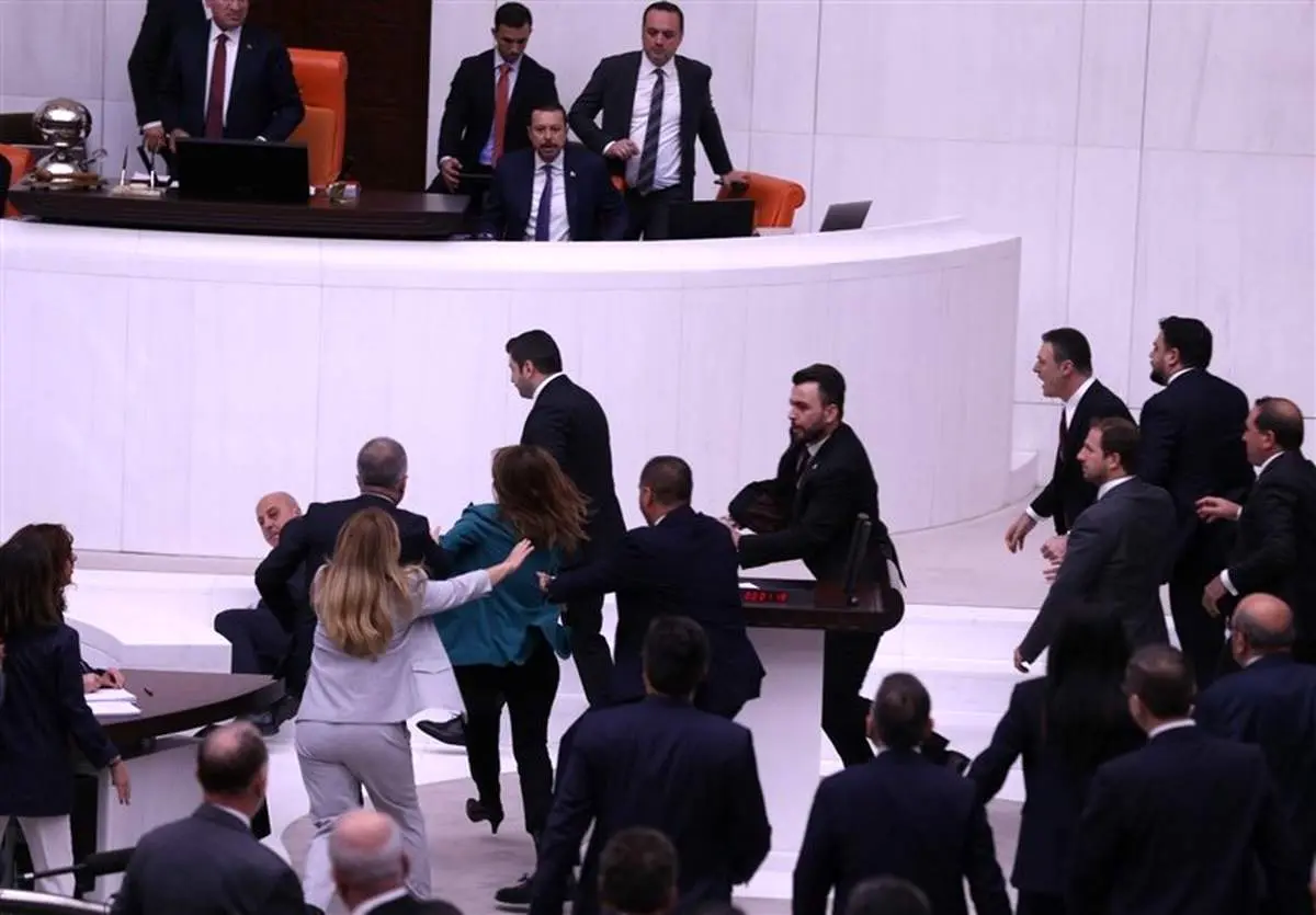 ببینید/ زد و خورد شدید نمایندگان در پارلمان ترکیه