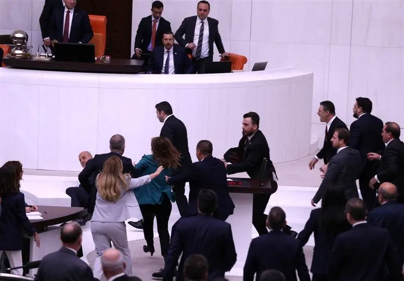 ببینید/ زد و خورد شدید نمایندگان در پارلمان ترکیه