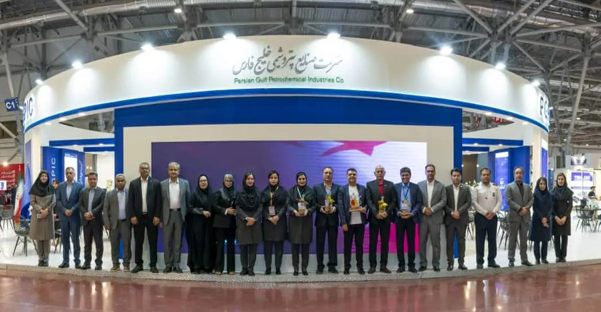 اهدای تندیس یادبود چهاردهمین نمایشگاه اصفهان پلاست به گروه صنایع پتروشیمی خلیج فارس و شرکتهای تابعه