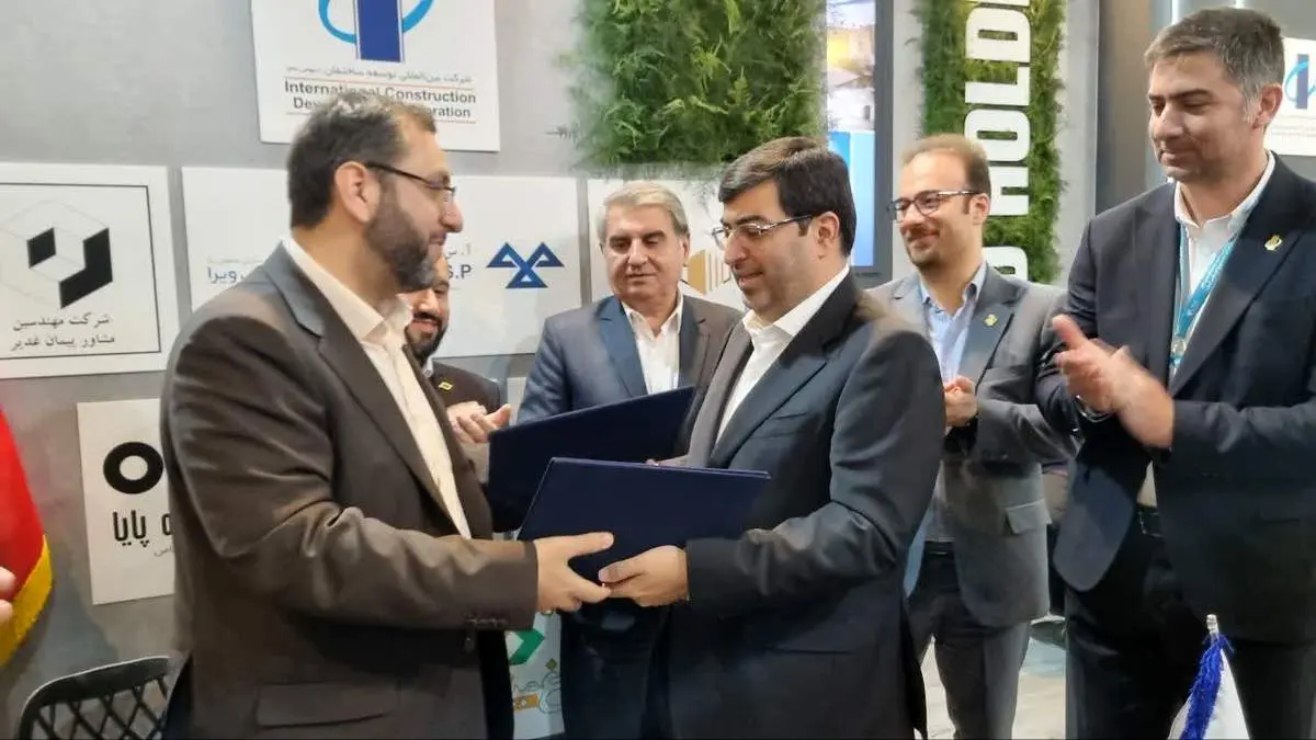 مصاحبه مطبوعاتی مدیرعامل، رونمایی از موشن گرافی کریدور شمال جنوب، حضور استاندار گیلان وعقد سه تفاهم نامه در غرفه منطقه آزاد انزلی