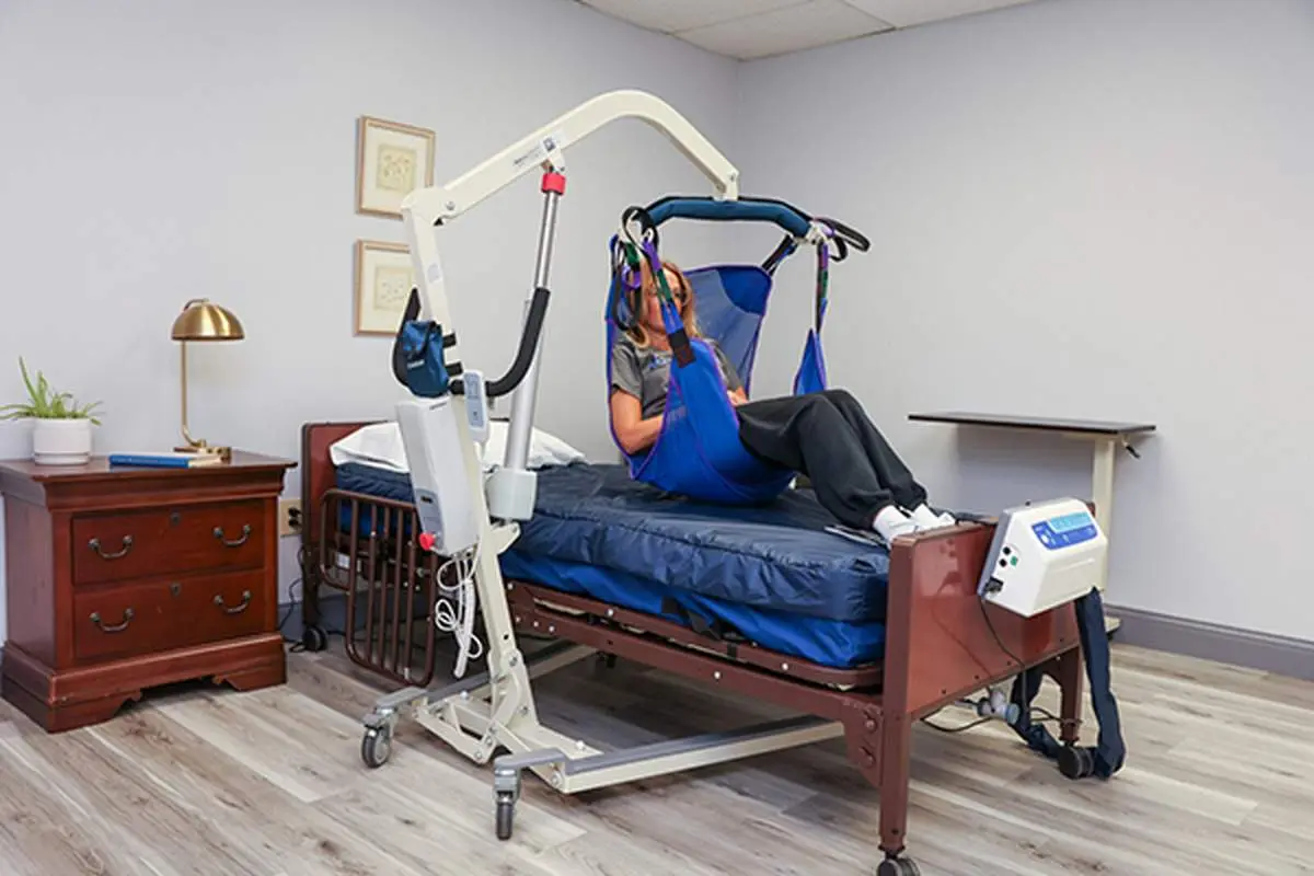 5 دلیل برای اینکه استفاده از بالابر بیمار باعث کاهش هزینههای درمانی میشود