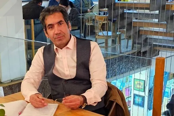 ادبیات آنی است و دیگر هیچ