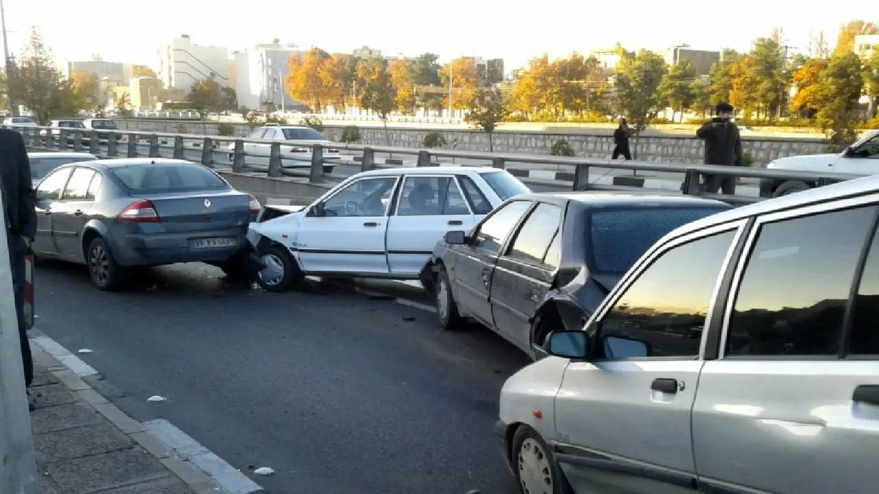 وقتی خودروها در کوچه های تهران چپ می کنند! / عکس