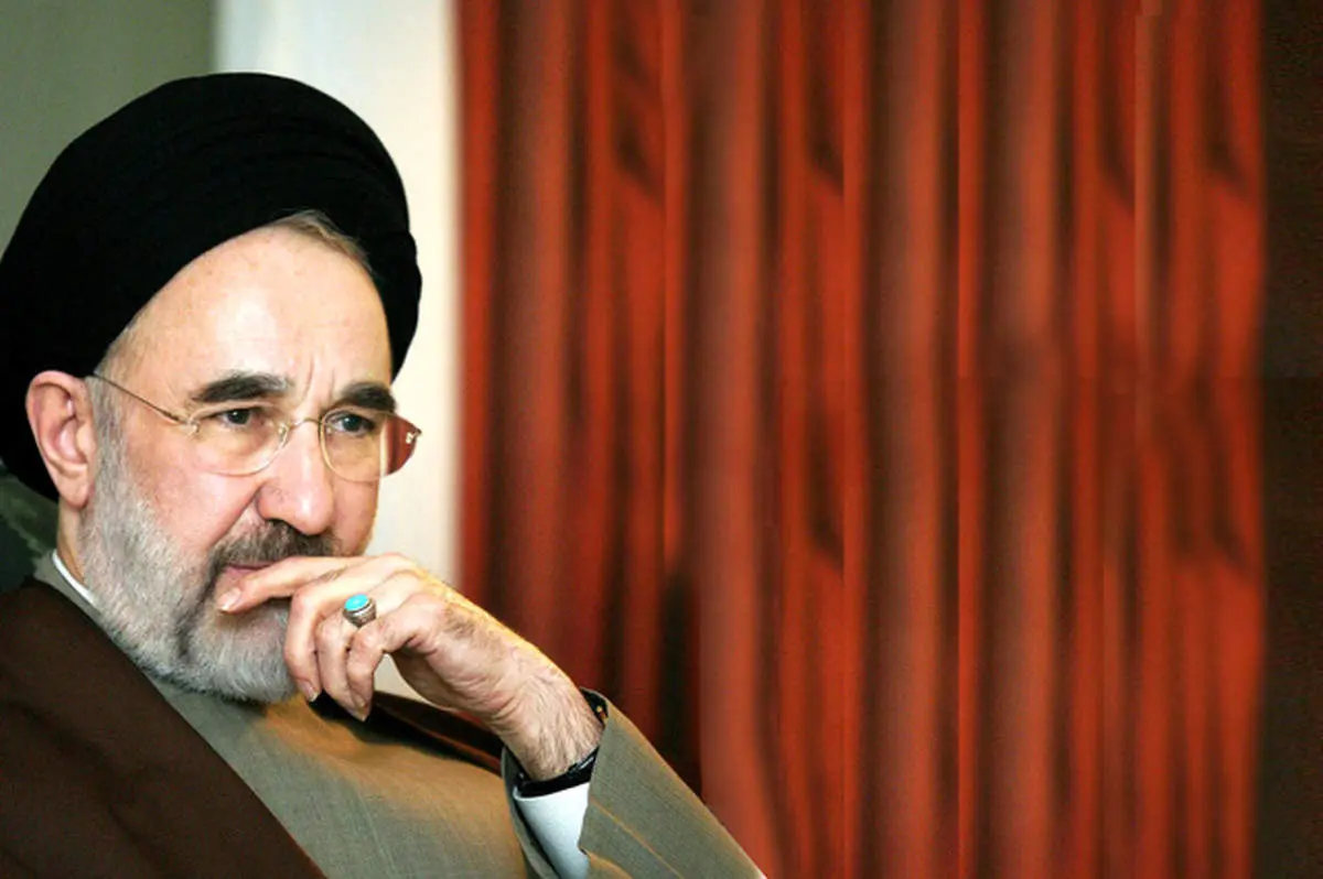 ببینید | عکس خواننده مشهور با سید محمد خاتمی در حاشیه مراسم ختم