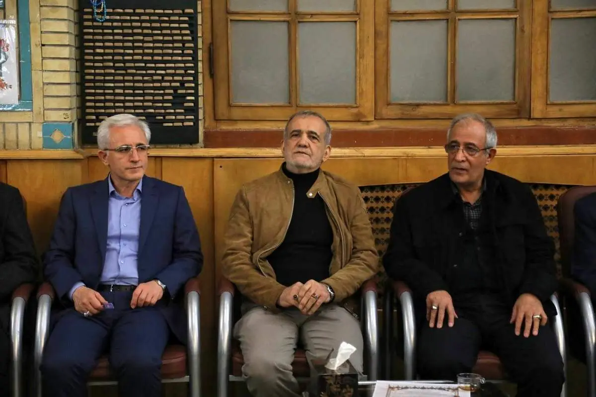 مسعود پزشکیان در مراسم ختم همسر یک چهره فوتبالی