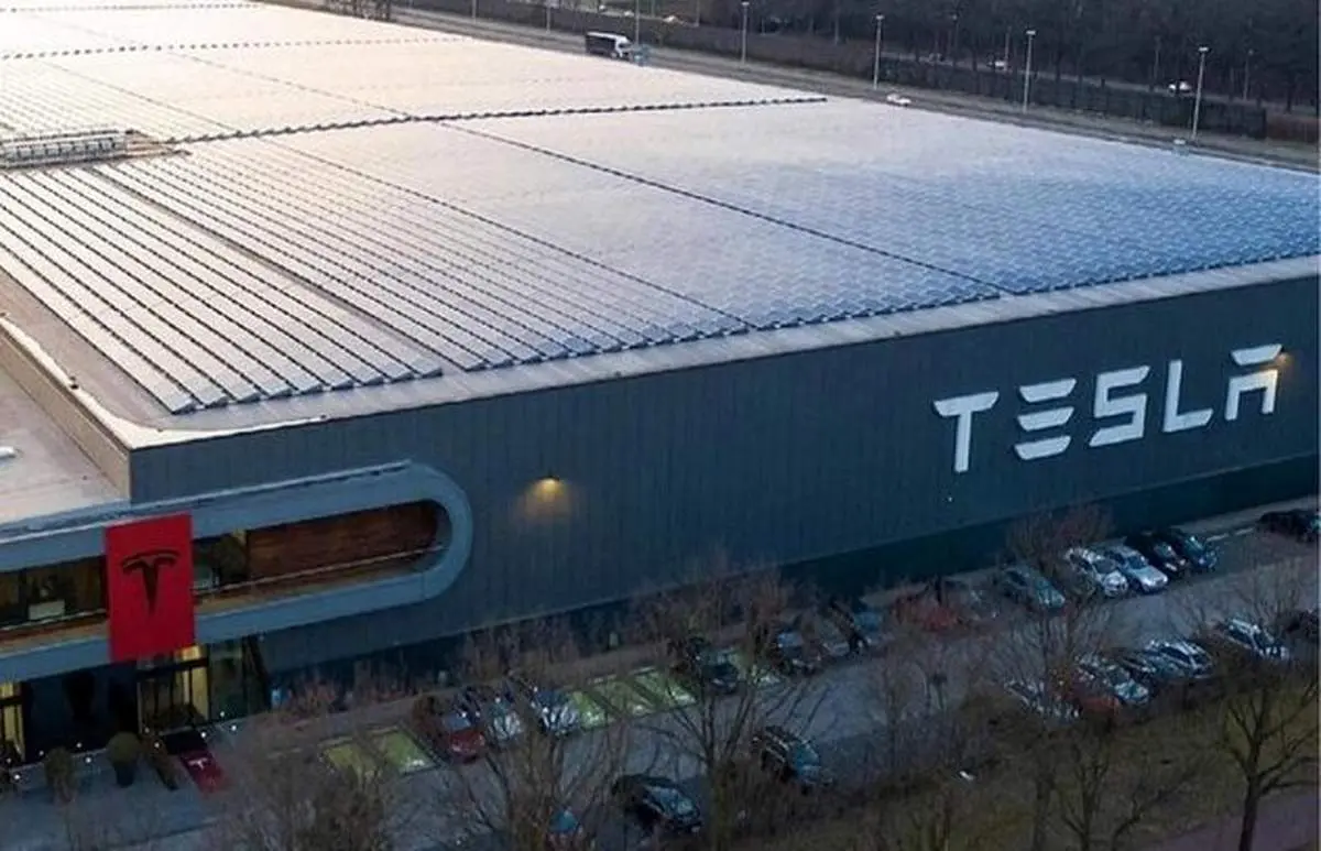 انفجار بمب باقیمانده از جنگ جهانی دوم در کارخانه تسلا !