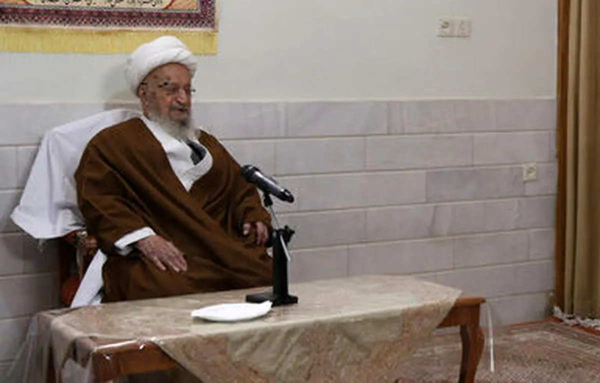 آیت الله مکارم شیرازی: حجاب با فشار و سختگیری قابل حل نیست