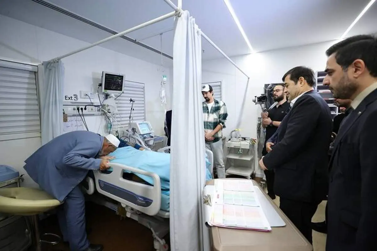 عیادت وزیر ورزش از کاظمی/ بوسه پدر بر دست صابر