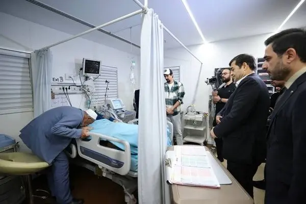 عیادت وزیر ورزش از کاظمی/ بوسه پدر بر دست صابر