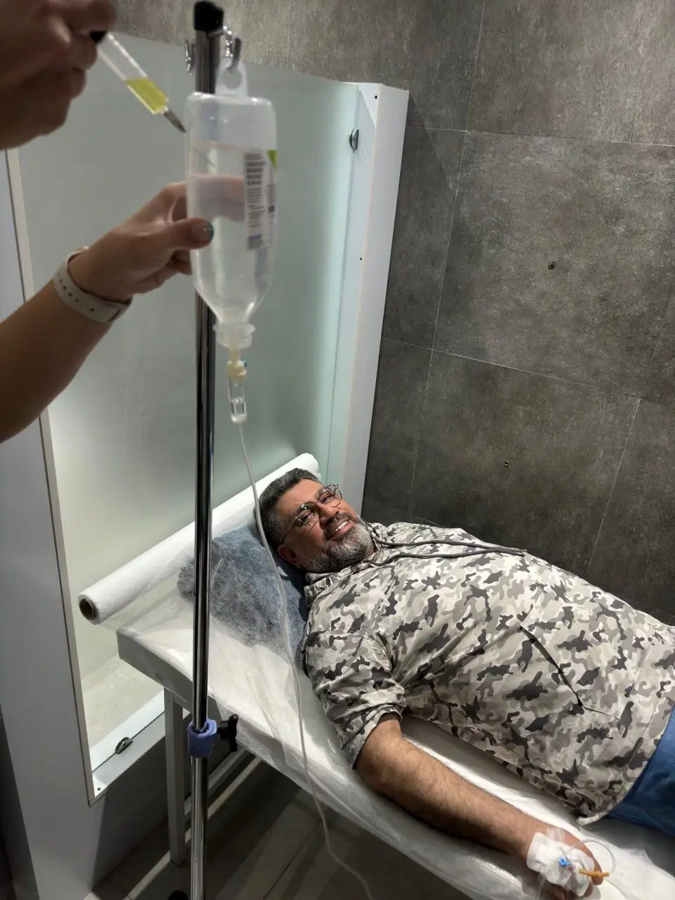 رضا رشیدپور روی تخت بیمارستان 