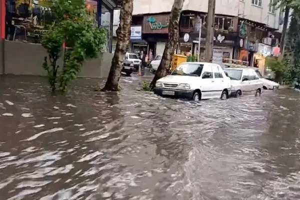 بارش شدید باران در این مناطق ادامه دارد/ هوا خنک تر می شود