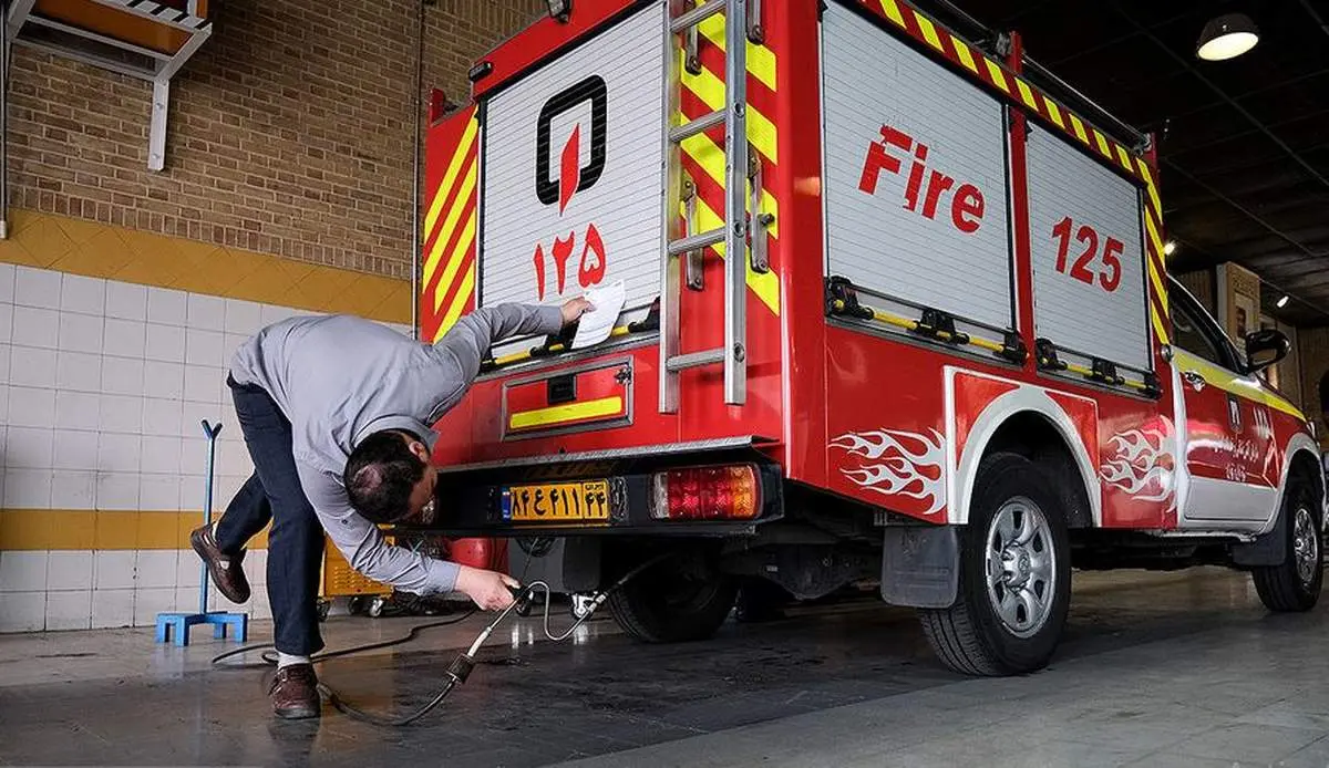 حوادث عجیب تحویل سال/ از محبوس شدن در سرویس بهداشتی تا نجات به‌موقع آتش‌نشانان