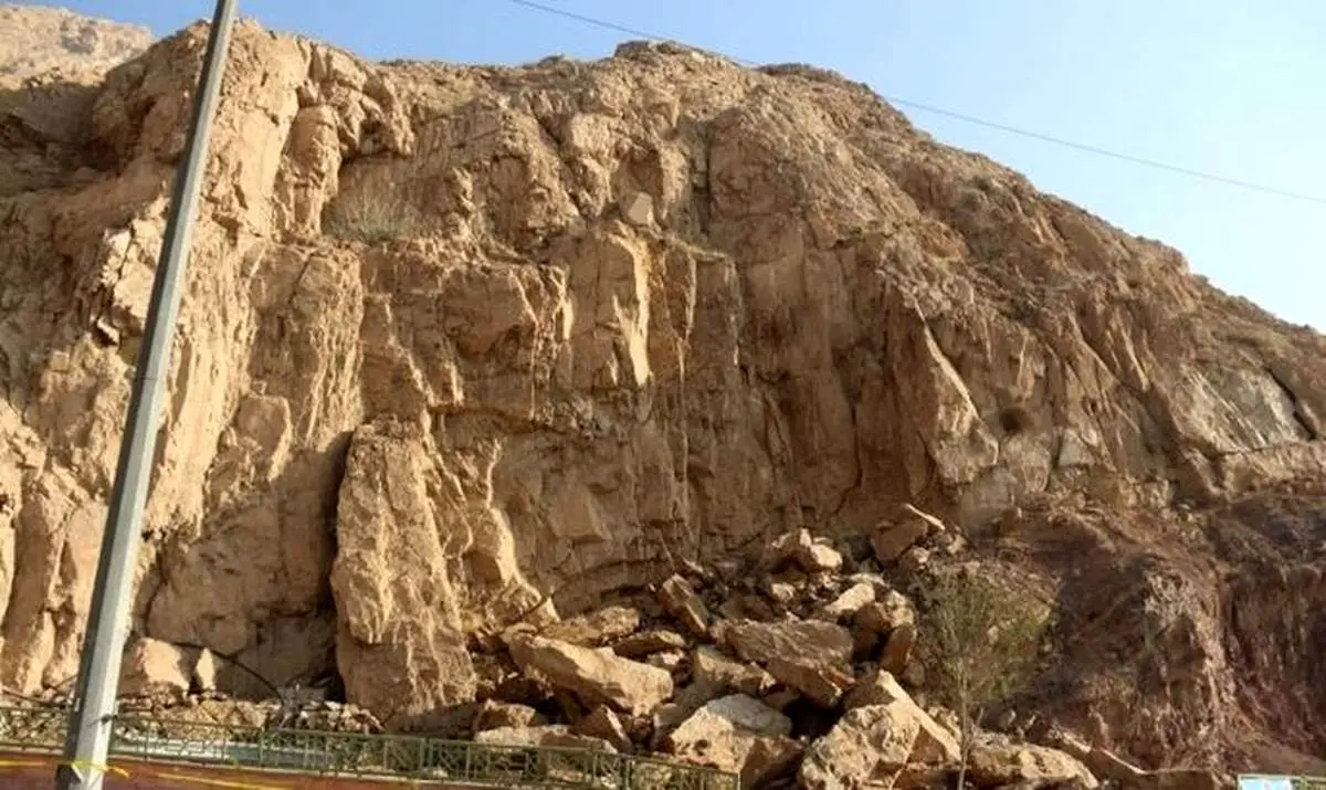 جزئیات ریزش دیواره کوه راگا و تهدید بقعه بی‌بی شهربانو
