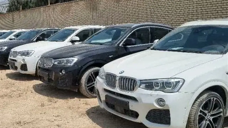 کشف ۱۴ خودروی BMW قاچاق در ساختمان مسکونی