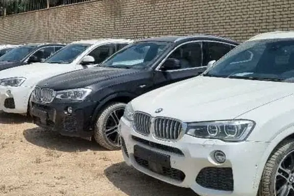 کشف ۱۴ خودروی BMW قاچاق در ساختمان مسکونی