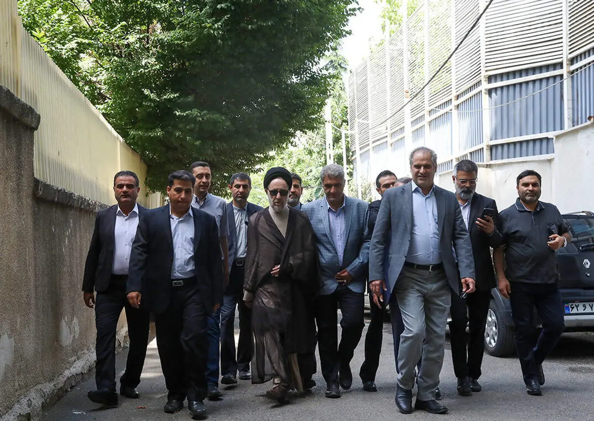 تصاویری جدید از خاتمی در کوچه های جماران قبل از رأی دادن