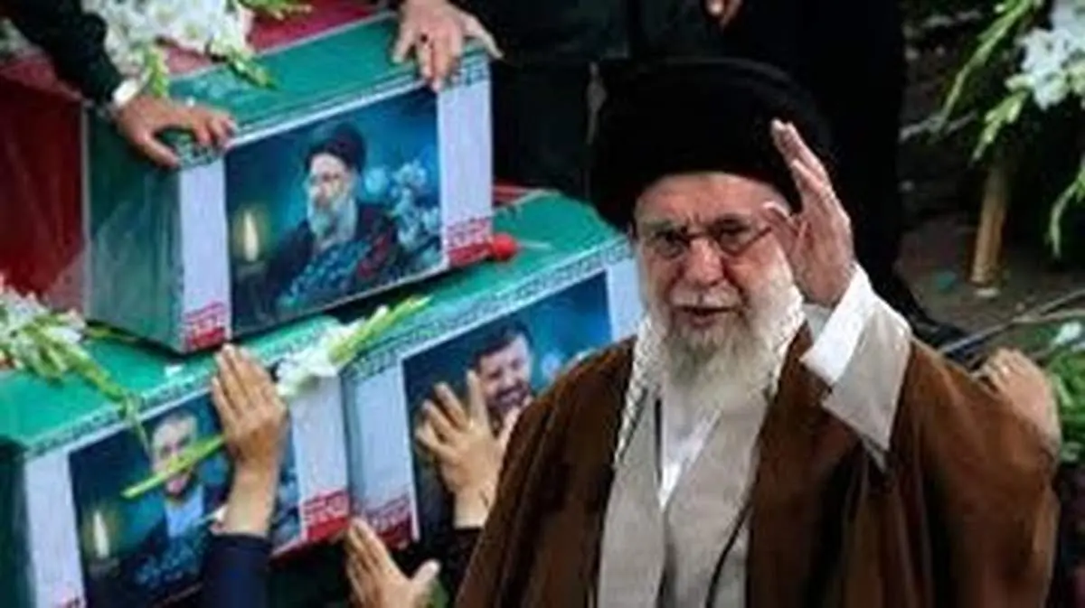 دلجویی رهبر انقلاب از فرزندان شهیدان حادثه بالگرد/عکس