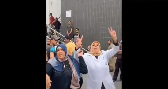 ویدئویی تلخ از مواجهه پرستار فلسطینی از دیدن پیکر همسر شهیدش هنگام معالجه بیماران