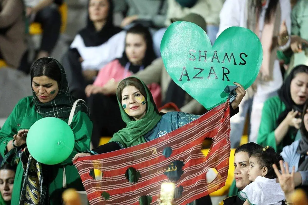 کری دختر قزوینی برای پرسپولیسیها با لنگ/ عکس